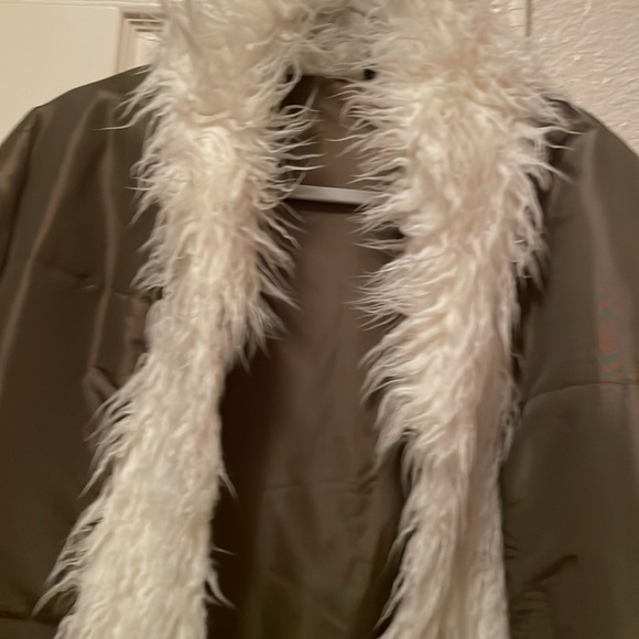 Beautiful Olive Green coat . Vintage style , cool , classic . - Picture 3 of 5